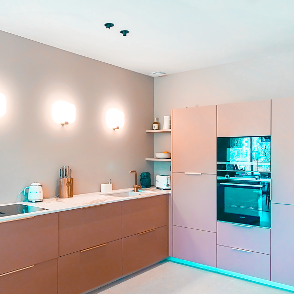 Cuisine intérieure moderne et entièrement équipée, idéale pour préparer vos repas dans un cadre confortable et pratique.